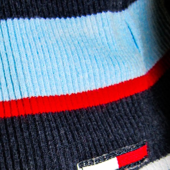 Set sail for style with this Tommy Jeans nautical dreamboat of a sweater! ⛵️ S/P - Picture 4 of 10